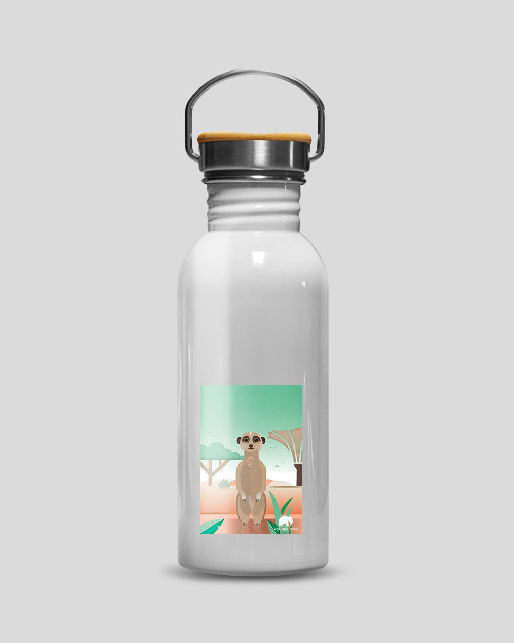 Weiße Trinkflasche mit Metallbügel und Holzdeckel. Auf der Vorderseite ist ein illustriertes Erdmännchen in aufrechter Haltung vor einer stilisierten Savannenlandschaft zu sehen. Unten rechts befindet sich das Logo des Kölner Zoos.