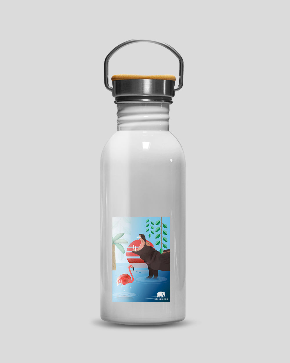 Weiße Trinkflasche mit Metallbügel und Holzdeckel. Das vorderseitige Motiv zeigt eine tropische Szene mit einem brüllenden Flusspferd, einem Flamingo im Wasser und Palmen vor roter Sonne. Unten rechts befindet sich das Logo des Kölner Zoos.