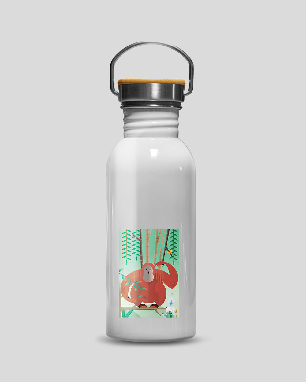 Weiße Trinkflasche mit Metallbügel und Holzdeckel. Auf der Vorderseite befindet sich eine farbenfrohe Illustration eines Orang-Utans im Regenwald, flankiert von Pflanzen und Bäumen. Unten im Motiv ist das Logo des Kölner Zoos zu sehen.