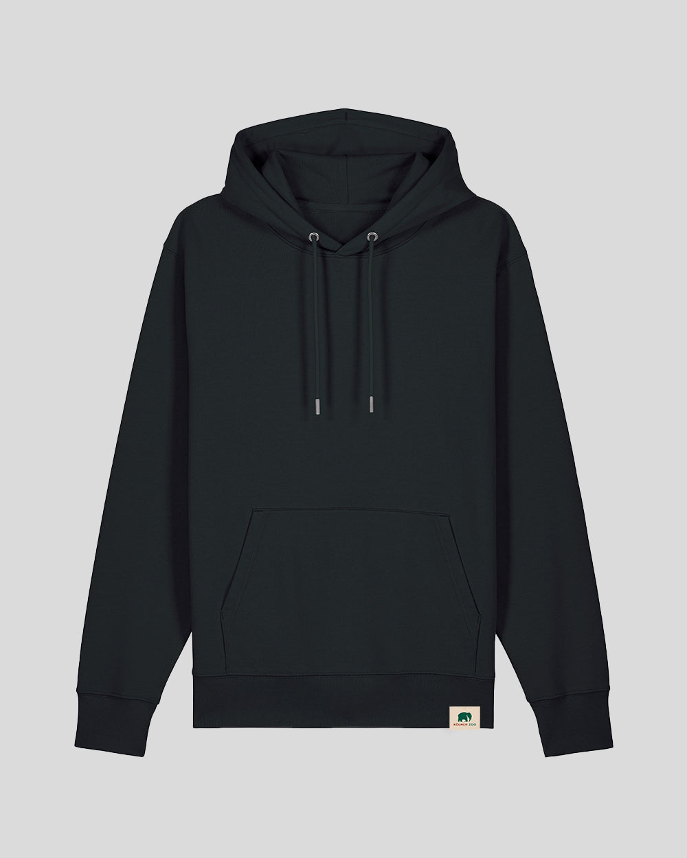Schwarzer Kapuzenpullover mit Kordelzug und Kängurutasche. Am unteren Saum ist ein kleines Label mit Elefantenlogo und Schriftzug ‚Kölner Zoo‘ eingenäht.