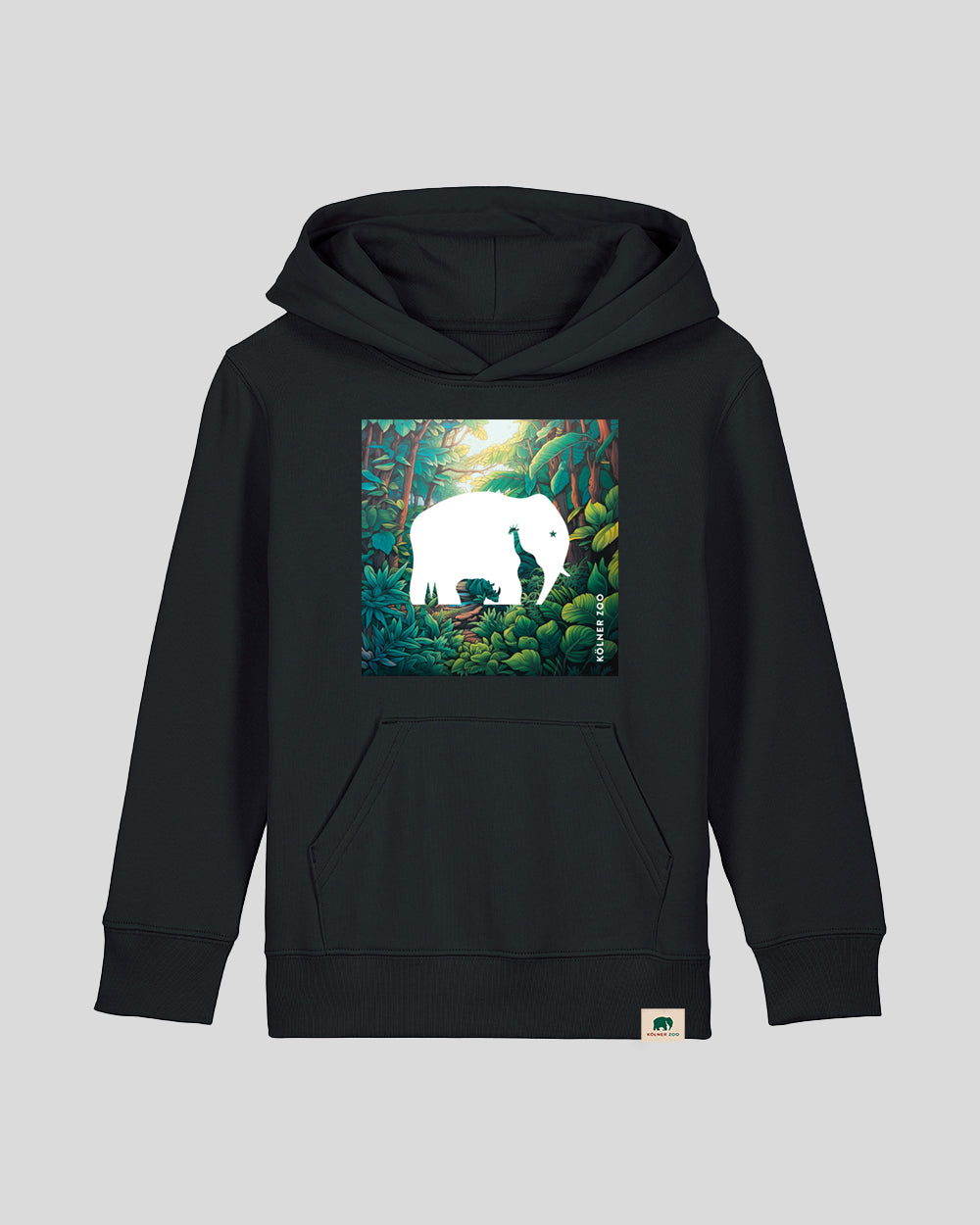 Schwarzer Kinder Kapuzenpullover mit Kängurutasche und farbigem Frontprint. Der Druck zeigt eine dichte Dschungelszene mit großem, weißem Elefantensymbol in der Mitte. Im Inneren der Silhouette sind weitere Tiere wie Giraffe und Nashorn angedeutet. Unten rechts im Motiv steht ‚Kölner Zoo‘. Am Saum ist ein kleines Logoetikett mit Elefantensymbol eingenäht