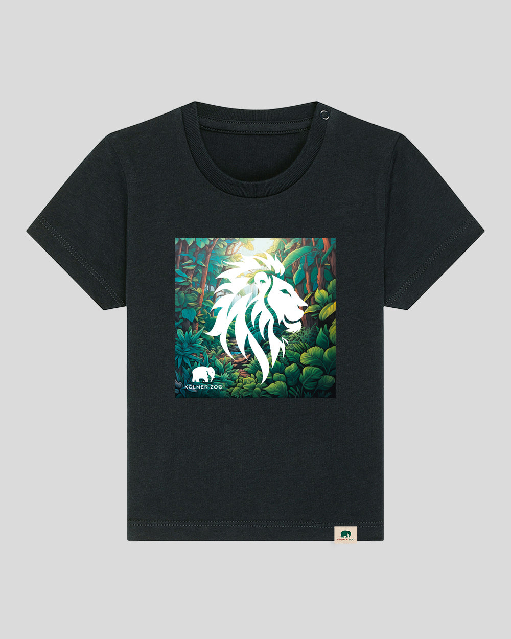 Schwarzes T-Shirt mit großem, quadratischem Aufdruck. Der Druck zeigt einen stilisierten, weißen Löwenkopf vor einem dichten, tropischen Dschungelhintergrund. Unten im Motiv ist ein kleines weißes Logo mit einem Elefanten und der Aufschrift „Kölner Zoo“