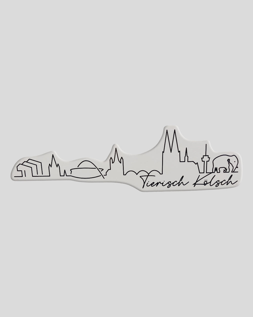 Transparenter Aufkleber in der Form der Kölner Skyline mit stilisierter schwarzer Liniengrafik. Abgebildet sind markante Bauwerke wie die Kranhäuser, die Hohenzollernbrücke, die Lanxess Arena, der Kölner Dom, der Colonius und ein Elefant als Symbol für den Zoo. Unten rechts steht in geschwungener Schrift: ‚Tierisch Kölsch‘.“
