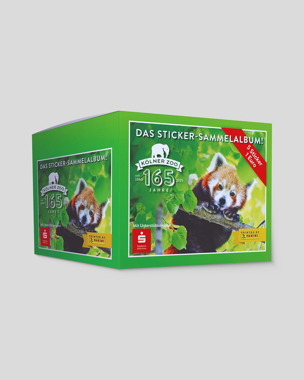 Grüne Sticker-Box zum 165-jährigen Jubiläum des Kölner Zoos, herausgegeben in Kooperation mit Panini. Auf dem Cover ist ein roter Panda in einem grünen Blätterwald zu sehen. Oben steht „Das Sticker-Sammelalbum!“ und zentral das Jubiläumslogo mit der Aufschrift „Kölner Zoo – 165 Jahre – seit 1860 bis 2025“. Ein rotes Banner rechts oben weist auf den Preis hin: „5 Sticker – 1 Euro“. Unterstützt von der Sparkasse KölnBonn