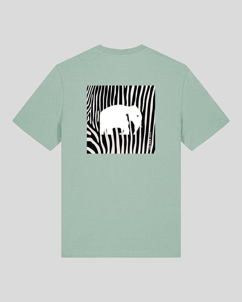 Ein mintgrünes T-Shirt mit einem auffälligen Rückendruck. Der Druck zeigt ein Zebra-Streifenmuster in Schwarz-Weiß. In der Mitte hebt sich die weiße Silhouette des Logoelefanten  vom Hintergrund ab. Unten rechts im Motiv steht in kleiner Schrift „KÖLNER ZOO“.