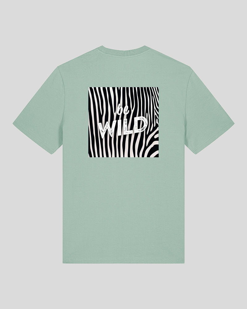 Ein mintgrünes T-Shirt mit einem auffälligen Rückendruck. Der Druck zeigt ein Zebra-Streifenmuster in Schwarz-Weiß. In der Mitte hebt sich eine weiße Schrift "be WILD" ab.