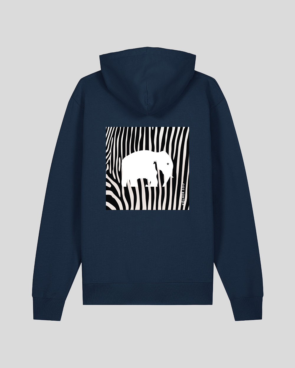 Dunkelblauer Kapuzenpullover mit großem Rückendruck: Schwarz-weißes Zebramuster mit zentralem weißen Elefantensymbol. Unten rechts im Motiv steht der Schriftzug ‚Kölner Zoo‘ in Weiß.