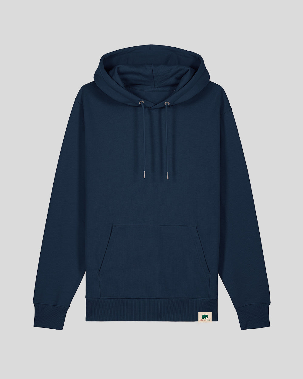Schlichter, dunkelblauer Kapuzenpullover mit Kordelzug und Kängurutasche. Am unteren Saum ist ein kleines Label mit Elefantenlogo und Schriftzug ‚Kölner Zoo‘ eingenäht.