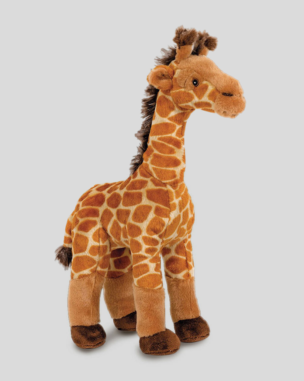 Plüschgiraffe in natürlicher Stehhaltung mit weichem, braun-gelb gemustertem Fell. Die Giraffe hat eine dunkle Mähne, kleine Hörnchen und schwarze Knopfaugen. Die Hufe und das Schwanzende sind dunkelbraun abgesetzt.