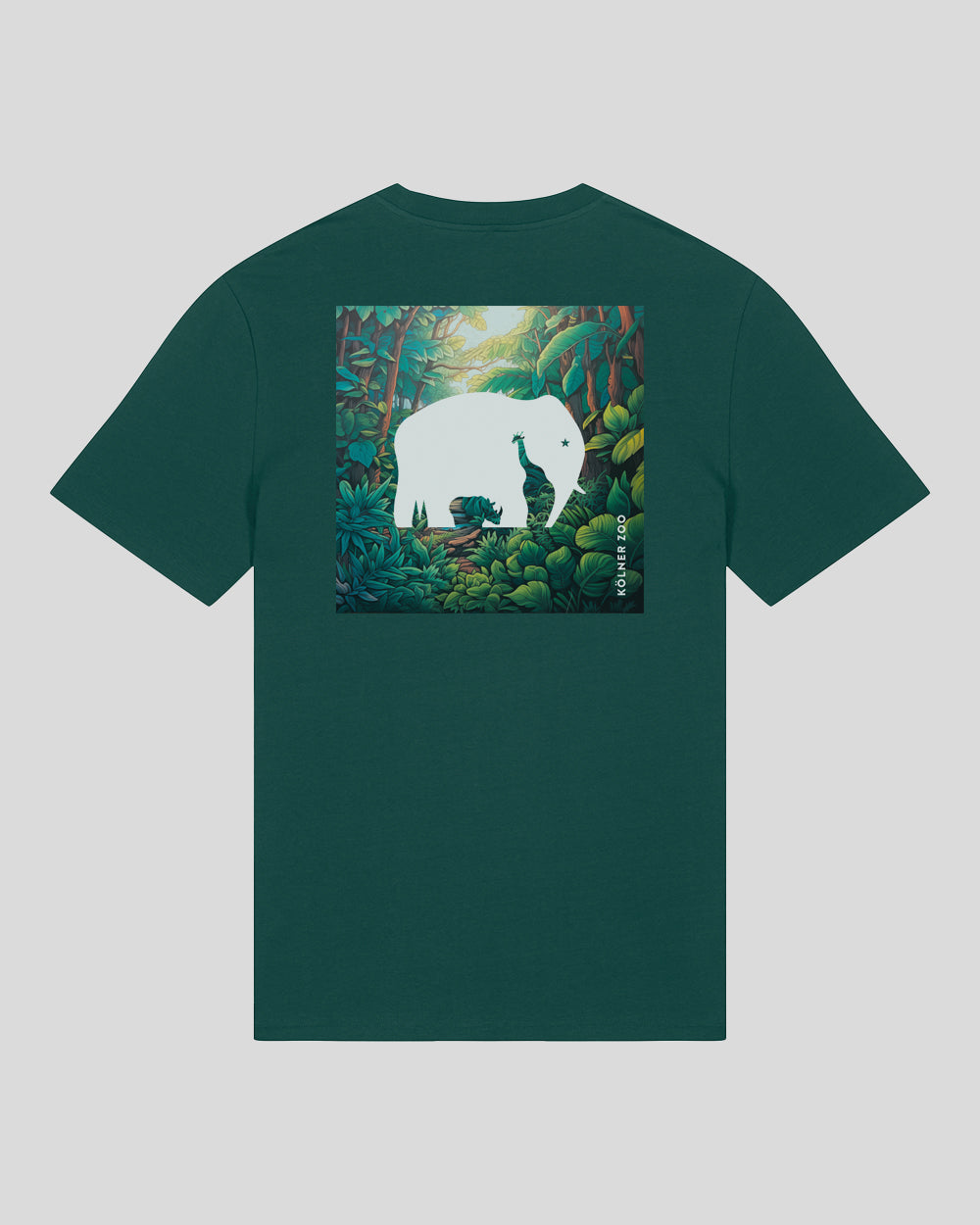Dunkelgrünes T-Shirt mit großem Rückendruck. Das quadratische Motiv zeigt eine tropische Dschungelszene mit einem weißen Elefantensymbol in der Mitte. In der Silhouette sind weitere Tiere wie Nashorn und Giraffe dargestellt. Am rechten unteren Rand des Motivs steht der Schriftzug ‚Kölner Zoo‘.