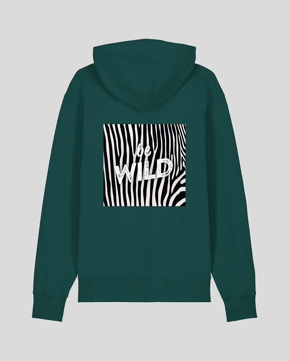 Dunkelgrüner Kapuzenpullover mit großem Rückendruck: Schwarz-weißes Zebramuster mit dem weißen Schriftzug ‚be WILD‘ in kontrastreicher Typografie. Der Print ist quadratisch und mittig auf dem Rücken platziert.
