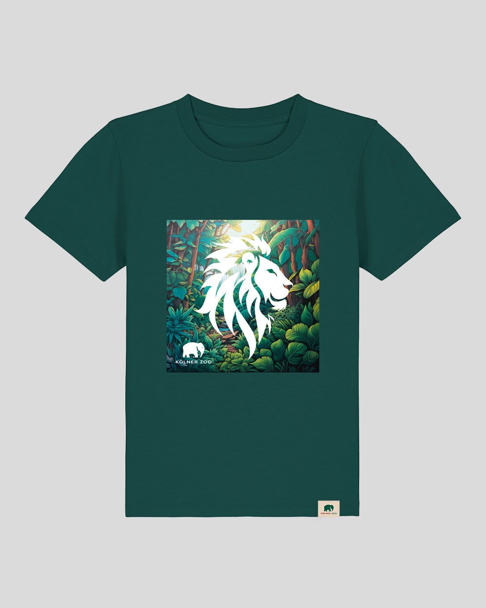 Dunkelgrünes Kurzarmshirt mit großem quadratischen Frontprint. Das Motiv zeigt einen tropischen Dschungel mit stilisiertem weißen Löwenkopf in der Mitte. Unten links im Druck befindet sich das Logo des Kölner Zoos mit Elefantensymbol. Am Saum ist ein kleines Label mit Elefantenlogo eingenäht.