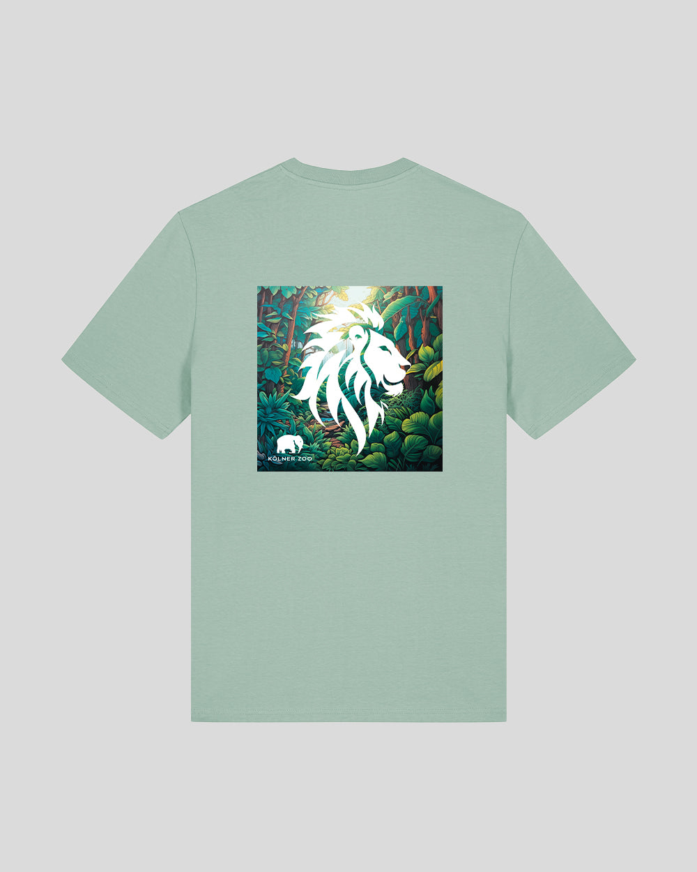 Hellgrünes T-Shirt mit großem, quadratischem Aufdruck auf dem Rücken. Der Druck zeigt einen stilisierten, weißen Löwenkopf vor einem dichten, tropischen Dschungelhintergrund. Unten im Motiv ist ein kleines weißes Logo mit einem Elefanten und der Aufschrift „Kölner Zoo“