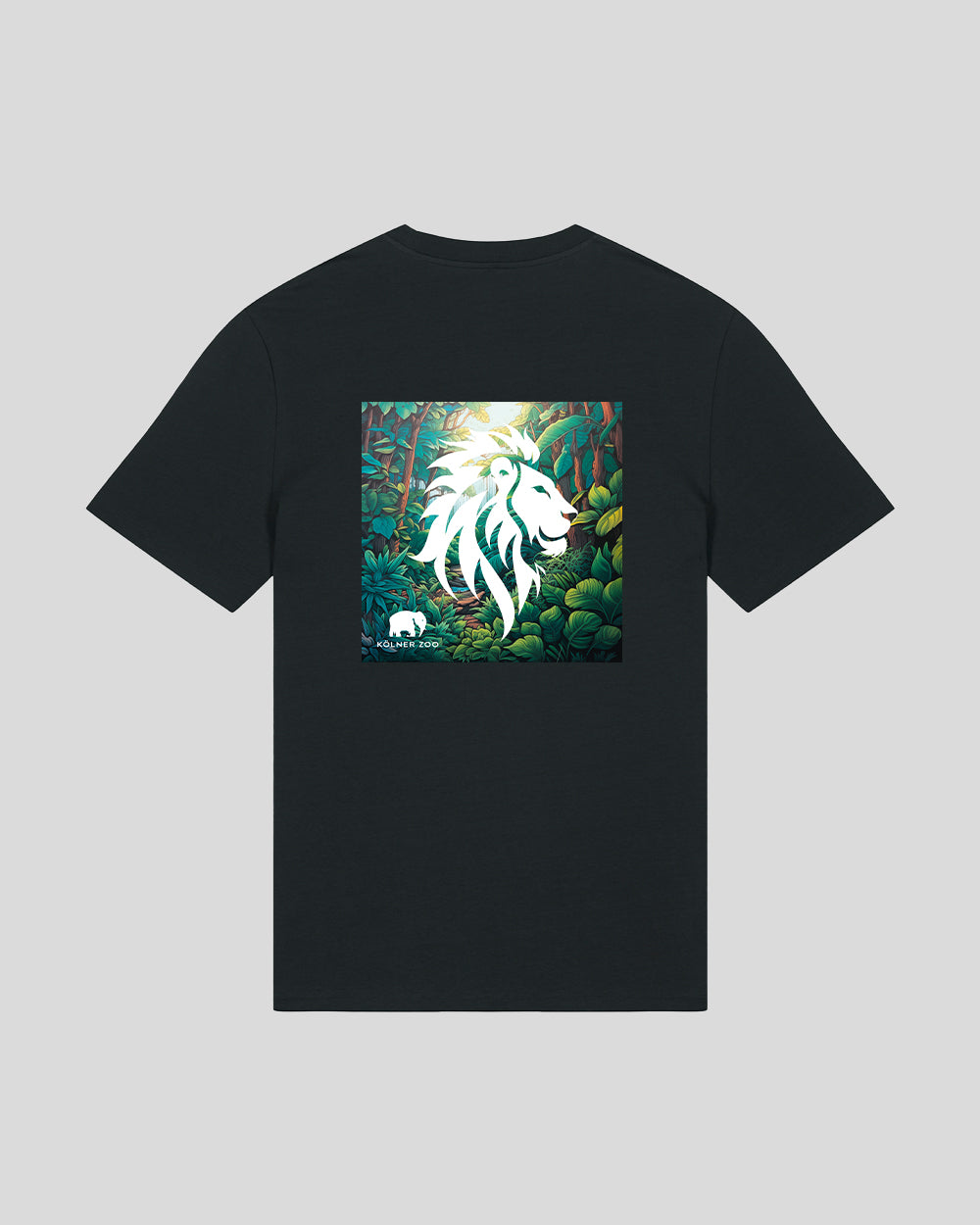 Schwarzes T-Shirt mit großem, quadratischem Aufdruck auf dem Rücken. Der Druck zeigt einen stilisierten, weißen Löwenkopf vor einem dichten, tropischen Dschungelhintergrund. Unten im Motiv ist ein kleines weißes Logo mit einem Elefanten und der Aufschrift „Kölner Zoo“