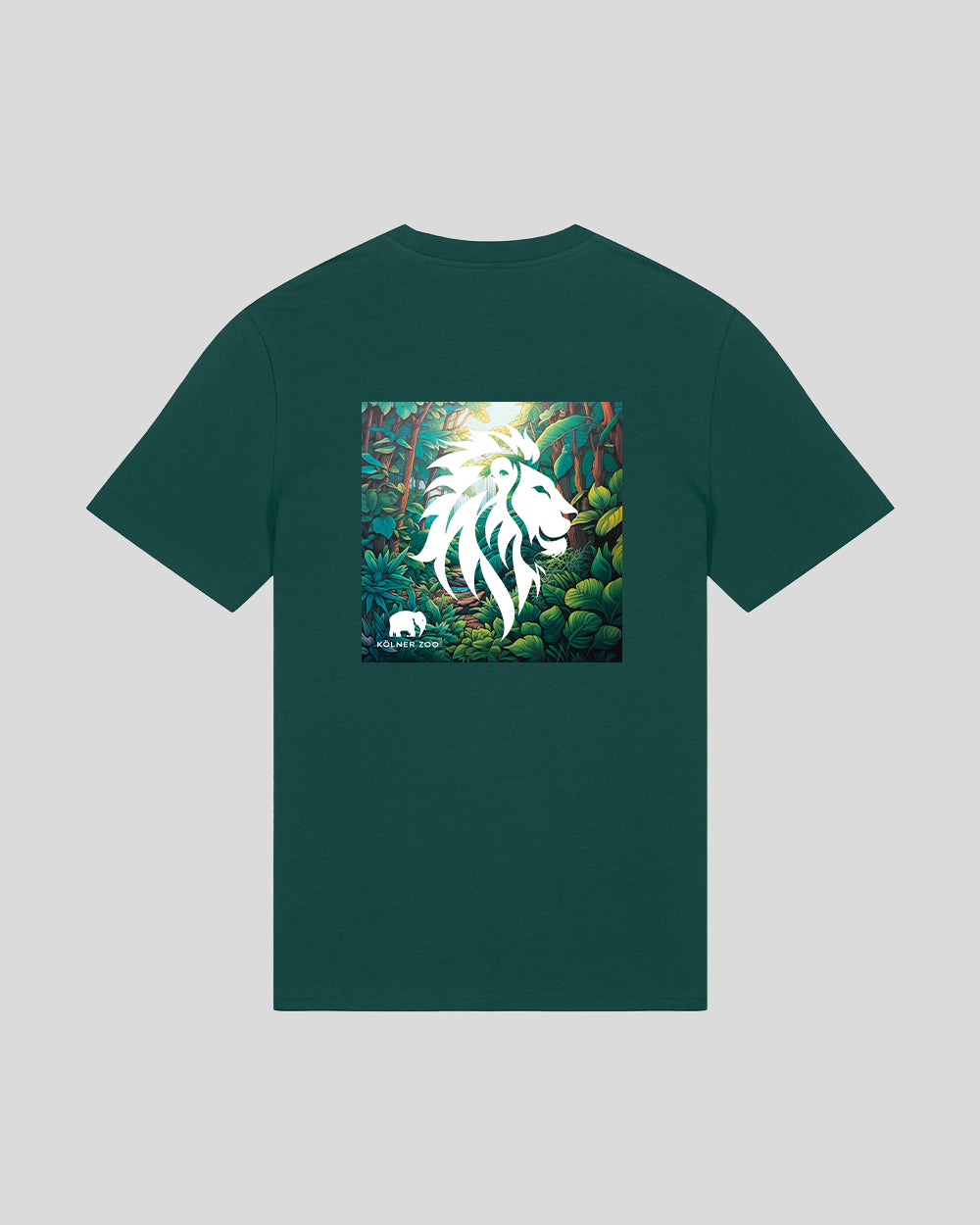 Dunkelgrünes T-Shirt mit großem, quadratischem Aufdruck auf dem Rücken. Der Druck zeigt einen stilisierten, weißen Löwenkopf vor einem dichten, tropischen Dschungelhintergrund. Unten im Motiv ist ein kleines weißes Logo mit einem Elefanten und der Aufschrift „Kölner Zoo“