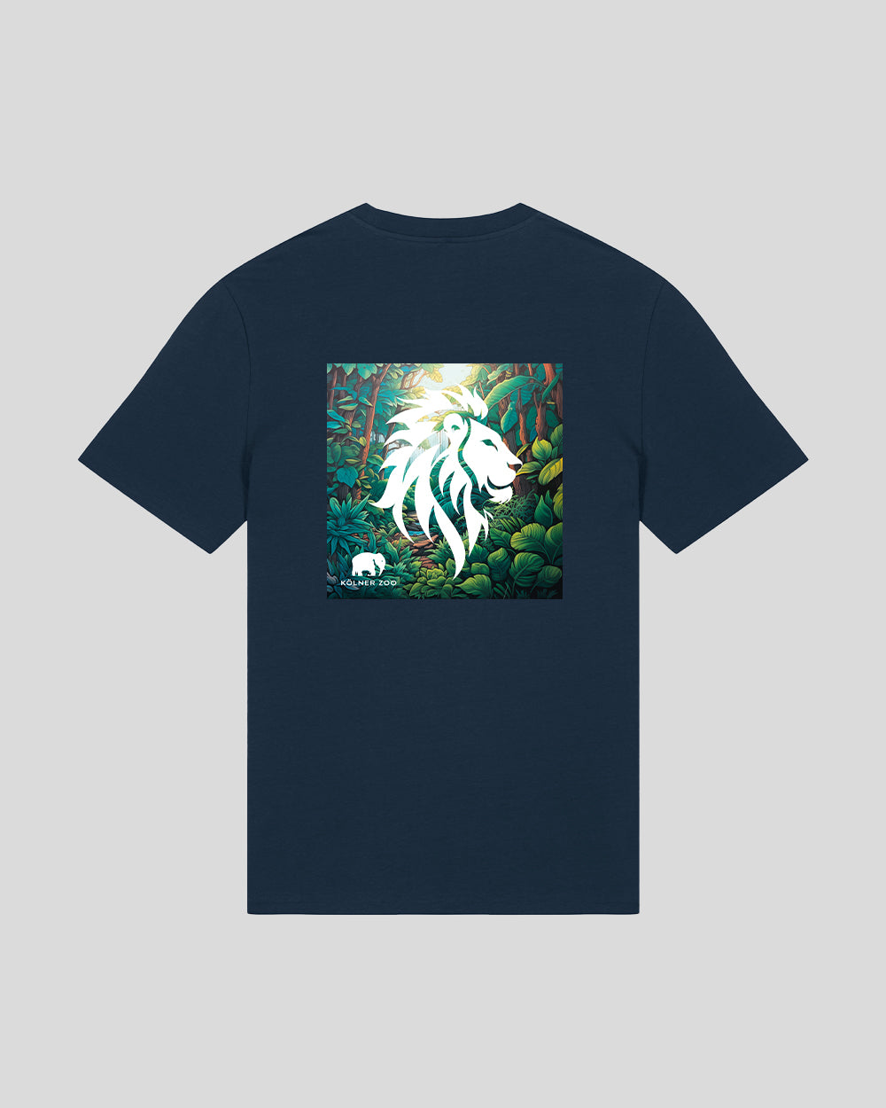 Dunkelblaues T-Shirt mit großem, quadratischem Aufdruck auf dem Rücken. Der Druck zeigt einen stilisierten, weißen Löwenkopf vor einem dichten, tropischen Dschungelhintergrund. Unten im Motiv ist ein kleines weißes Logo mit einem Elefanten und der Aufschrift „Kölner Zoo“