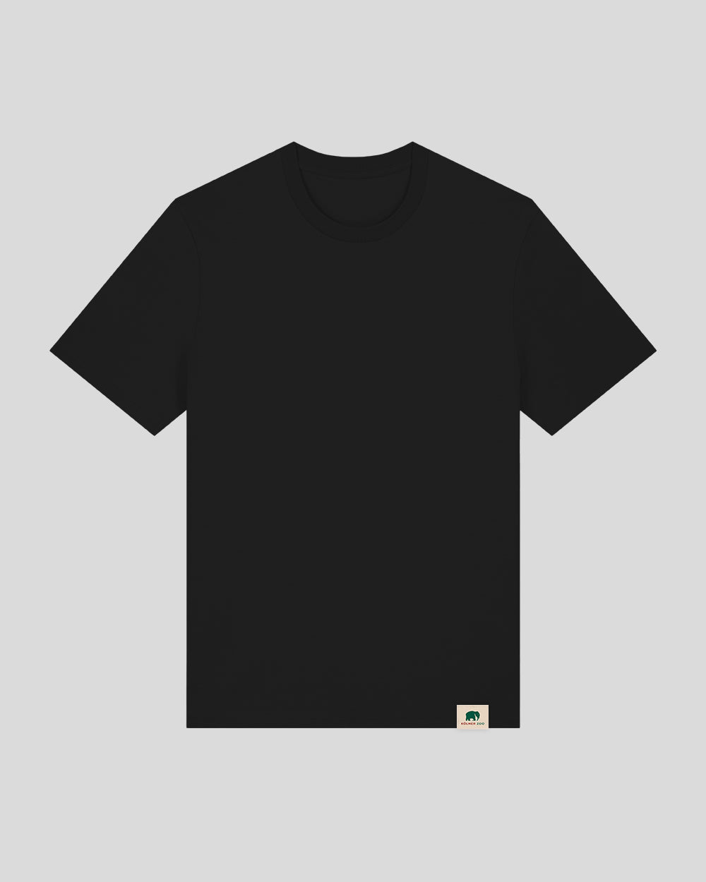Schwarzes T-Shirt mit Rundhalsausschnitt, schlichtem Design und ohne Aufdruck auf der Vorderseite. Am unteren rechten Saum befindet sich ein kleines, beiges Label mit einem grünen Elefantenlogo und der Aufschrift „Kölner Zoo“
