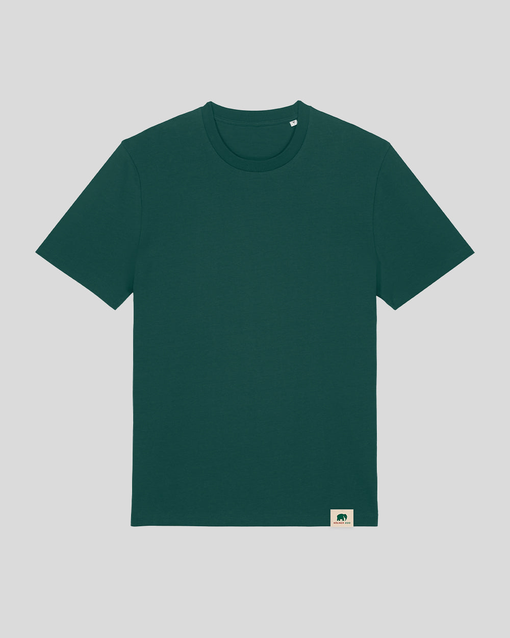 Dunkelgrünes T-Shirt mit Rundhalsausschnitt, schlichtem Design und ohne Aufdruck auf der Vorderseite. Am unteren rechten Saum befindet sich ein kleines, beiges Label mit einem grünen Elefantenlogo und der Aufschrift „Kölner Zoo“