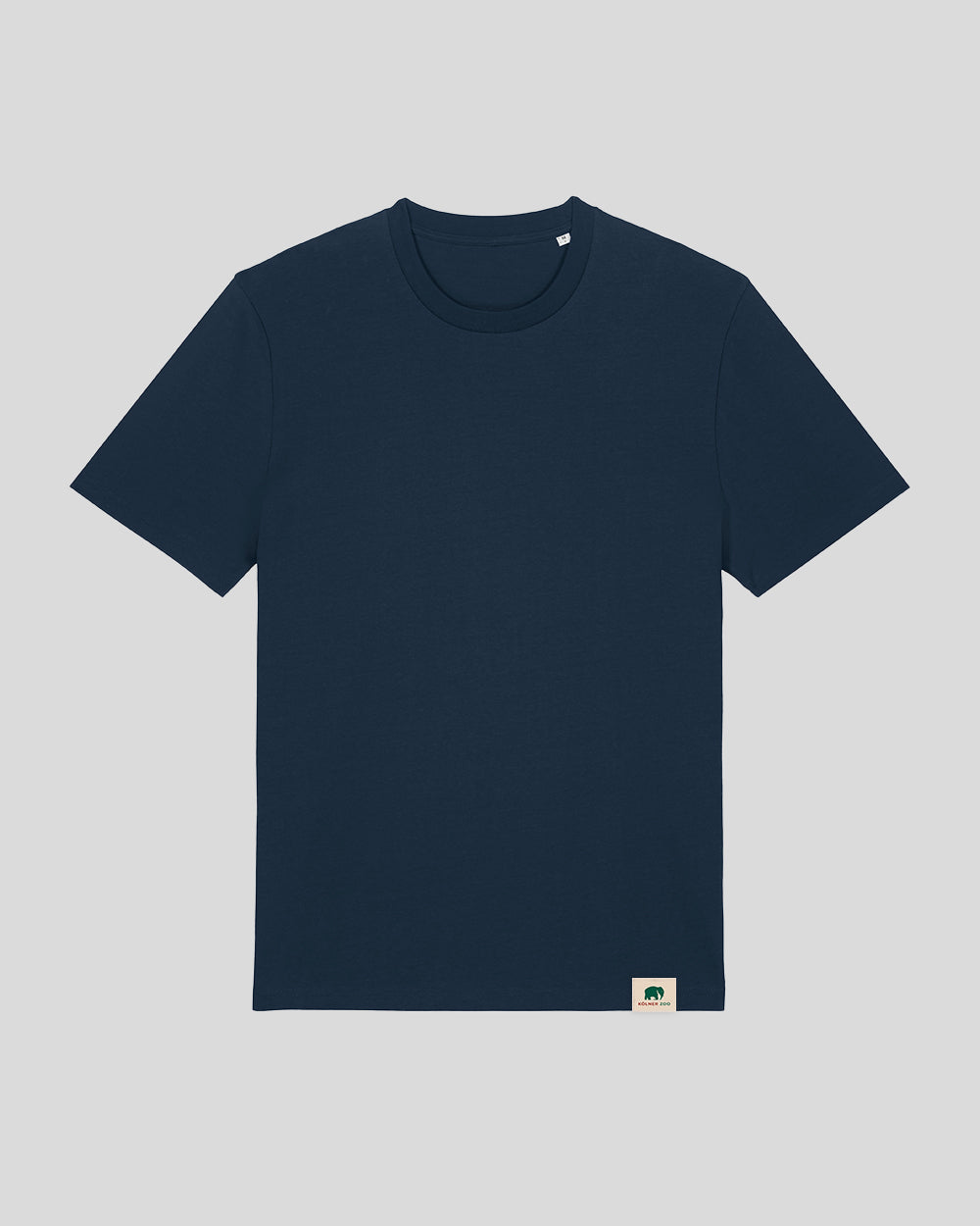 Dunkelblaues T-Shirt mit Rundhalsausschnitt, schlichtem Design und ohne Aufdruck auf der Vorderseite. Am unteren rechten Saum befindet sich ein kleines, beiges Label mit einem grünen Elefantenlogo und der Aufschrift „Kölner Zoo“