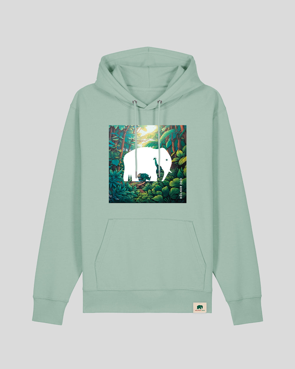 Mintgrüner Kapuzenpullover mit Kordelzug und Kängurutasche. Auf der Brust ein quadratischer Farbdruck: dichter Dschungel mit großem, weißem Elefantensymbol in der Mitte. Innerhalb der Silhouette sind Giraffe, Nashorn und Landschaft zu erkennen. Rechts unten im Motiv steht ‚Kölner Zoo‘. Am Saum ist ein kleines Logoetikett eingenäht.