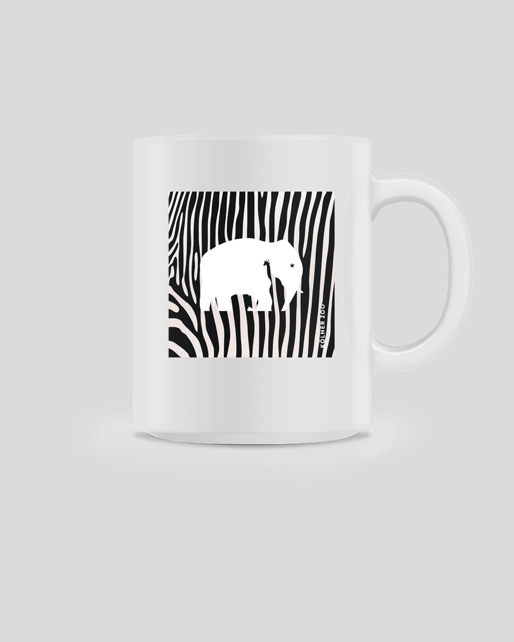Weiße Kaffeetasse mit rechteckigem Aufdruck im Zebramuster. In der Mitte hebt sich ein weißes Elefantensymbol vom schwarz-weißen Hintergrund ab. Unten rechts im Motiv steht klein ‚Kölner Zoo‘